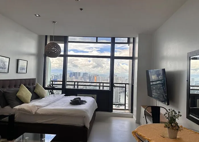 60th Cozy With Balcony Skyline View Smart Tv Manila