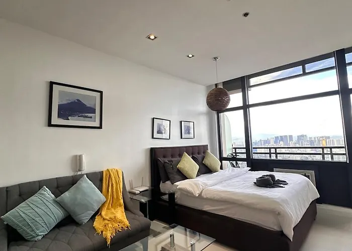 60th Cozy With Balcony Skyline View Smart Tv * Manila