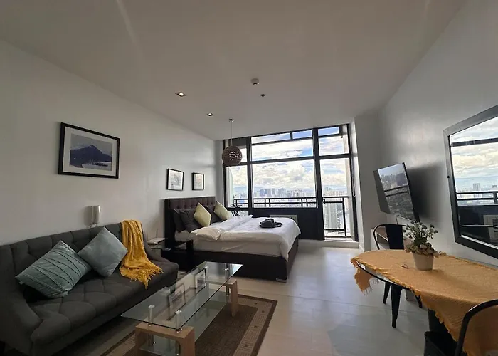 60th Cozy With Balcony Skyline View Smart Tv Apartment Manila