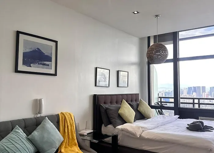 60th Cozy With Balcony Skyline View Smart Tv Manila